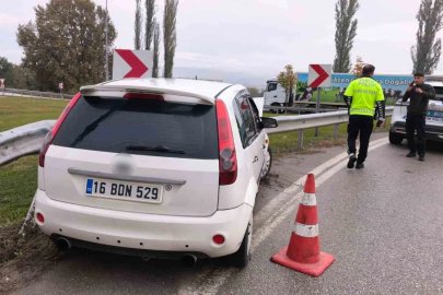 İnegöl’de otomobil bariyerlere çarptı: 1 yaralı
