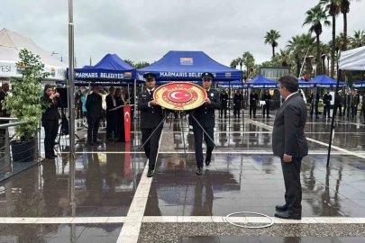 Marmaris’te Cumhuriyet Bayramı  çelenk sunma töreni sağanak altında yapıldı
