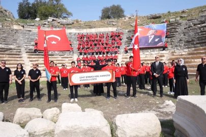 Osmaniye’de 103 öğrenci Cumhuriyet’in 103. yılını antik kentte kutladı
