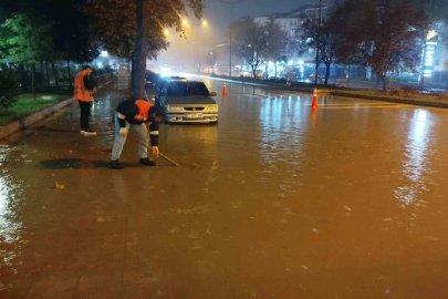 Boyabat’ta her yağmurda aynı çile: Sürücüler ve yayalar zor anlar yaşadı
