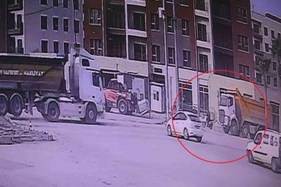Kamyonun kör noktasına gelen motosiklet sürücüsünün ezilerek can verdiği anlar kameraya yansıdı
