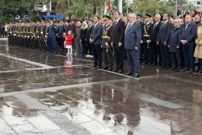 Edremit’te Cumhuriyet Bayramı kutlamaları çelenk sunma töreniyle başladı
