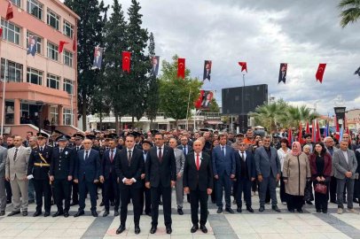 Sarıgöl’de Cumhuriyet coşkusu çelenk töreniyle başladı
