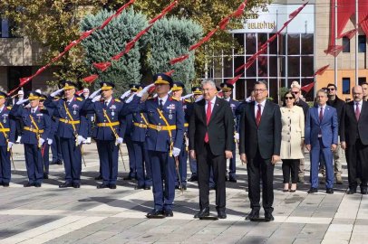 Eskişehir’de 29 Ekim Cumhuriyet Bayramı çelenk sunma töreniyle başladı
