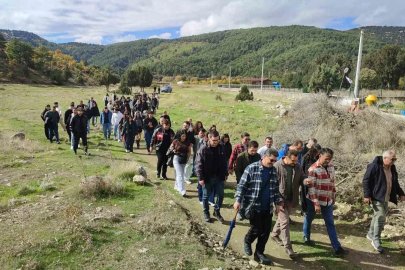 200 öğrenci 850 yıllık sırrı çözmek için savaş alanında ders işledi
