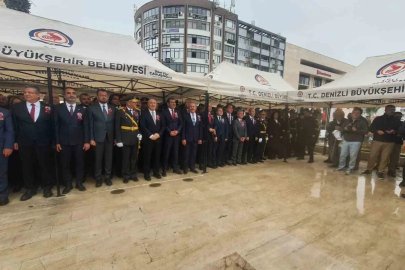 Denizli’de Cumhuriyet Bayramı kutlamaları çelenk töreniyle başladı
