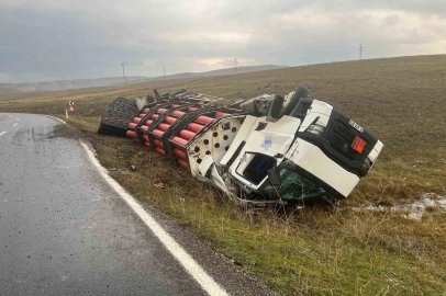 Tekman’da yağış kazaya neden oldu: Tır virajı alamayarak devrildi
