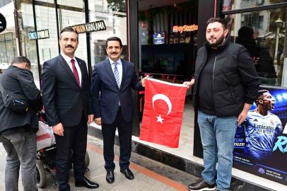 Başkan Taşkın’dan vatandaşlara Türk bayrağı hediyesi
