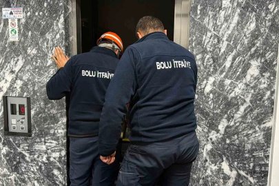 Asansörde mahsur kalan çifti itfaiye kurtardı
