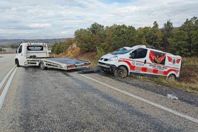 Isparta’da özel cenaze nakil aracı şarampole devrildi: 1 yaralı
