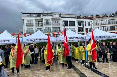 Fethiye’de Cumhuriyet Bayramı coşkusu çelenk sunma töreniyle başladı

