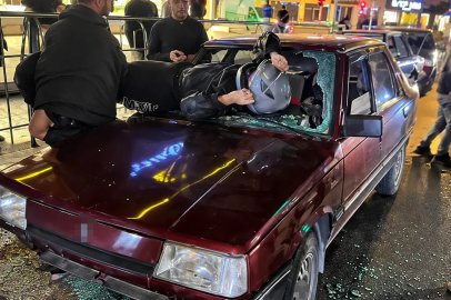 Otomobile çarpan motosiklet sürücüsü camdan içeri girdi
