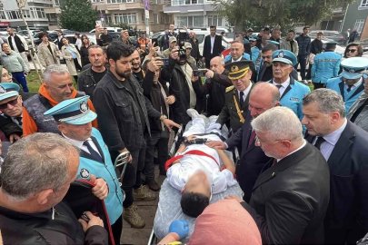 Çelenk sunma töreninde baygınlık geçiren çocuk merdivenden düştü
