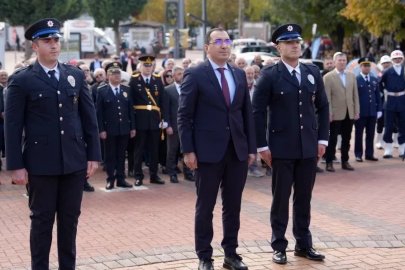 Tavşanlı’da Cumhuriyet’in 103. yıl dönümü çelenk sunumu töreniyle başladı
