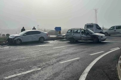 Çorum’da iki otomobil çarpıştı: 3 yaralı
