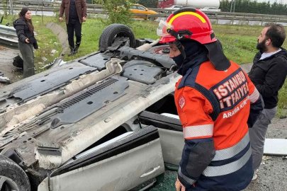 Eyüpsultan’da otomobil taklalar atarak çayırlık alana savruldu
