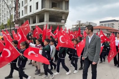Yüksekova’da 110 metrelik dev bayrakla yürüyüş
