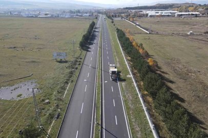 Ardahan’da asfaltlanan yollara son dokunuş: Şerit çizgileri çizildi
