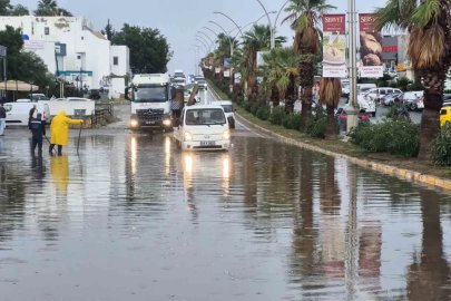 Bodrum’da yol göle döndü
