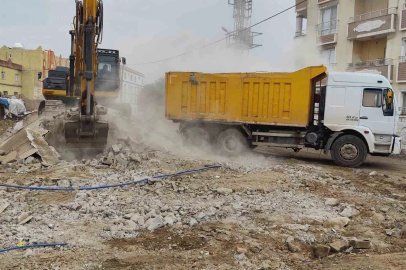 Silopi’de metruk binaların yıkımı sürüyor
