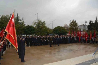 29 Ekim Cumhuriyet Bayramı kutlamaları çelenk sunma töreniyle başladı
