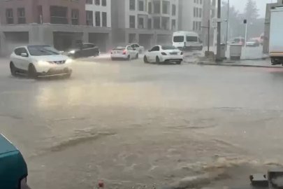 Besni’de sağanak yağış: Cadde ve sokaklar göle döndü
