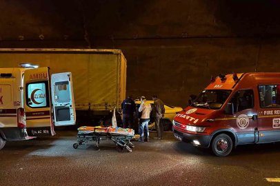 Bolu Dağı Tüneli’nde otomobil tıra ok gibi saplandı: Baba ve oğlu yaralandı

