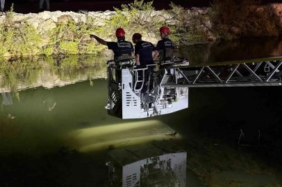 Antalya’da sulama kanalına uçan araçtaki 2 kişiyi itfaiye ekipleri kurtardı
