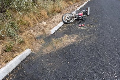 Motosikletin şarampole devrildiği kaza güvenlik kamerasında: 1 ağır yaralı
