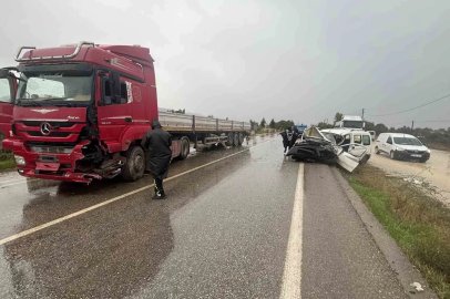 İzmir’de tır ile kamyonet çarpıştı: 1 ölü 1 yaralı
