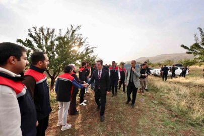 Vali Karakaya, Güroymak’ta badem hasadına katıldı
