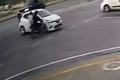 Otomobille çarpışan motosikletteki 2 kişi yaralandı, kaza kameraya yansıdı
