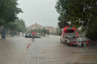 Fethiye’de sağanak etkili oldu, yollar sular altında kaldı
