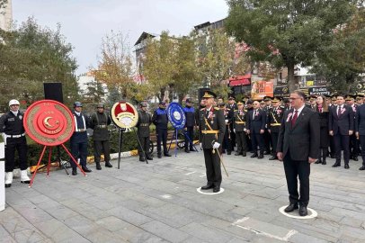 Van’da 29 Ekim Cumhuriyet Bayramı için çelenk sunma töreni düzenlendi

