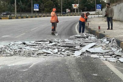 Karayoluna mermer parçalarını düşüren tır sürücüsüne para cezası

