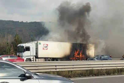 Bolu Dağı tünel çıkışında tır alev alev yandı
