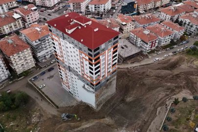 İstinat duvarı yıkılan apartmanın ortaya çıkan temeli, estetikten uzak görüntüsünü gözler önüne serdi
