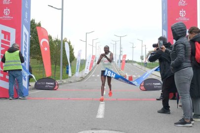 Binlerce kişi Cumhuriyet için Osmangazi Köprüsü’nde koştu
