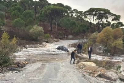 Otomobildeki iki kişi sele kapılmadan kurtarıldı
