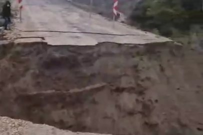 Gönen’de yoğun yağış yolu çökertti: Ulaşım tamamen kesildi
