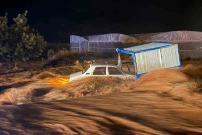 Büyükşehir ekiplerinin yağmur mesaisi gece boyunca sürdü
