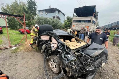 Trenin çarptığı otomobildeki 2 kişi yaralandı
