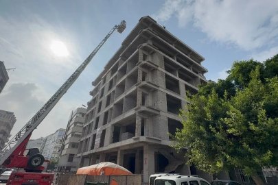 7 katlı binanın tepesinde intihara kalkışan kişi 2 saatlik çabayla ikna edildi

