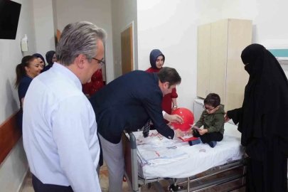 Fırat Üniversitesi Hastanesi’nde minik hastalara 29 Ekim sürprizi
