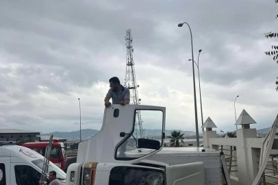Kahramanmaraş’ta devrilen kamyon cami duvarına çarptı
