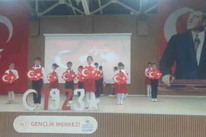 Eleşkirt’te 29 Ekim Cumhuriyet Bayramı coşkusu: Miniklerin gösterileri beğeni topladı
