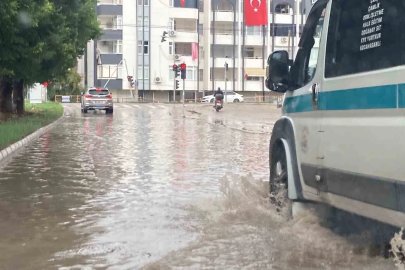 Erdemli ‘de şiddetli yağış yol ve bahçeleri göle çevirdi, vatandaşları mağdur etti
