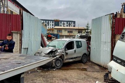 Vinç hurdalık önünde çarptığı aracı hurdaya çıkardı
