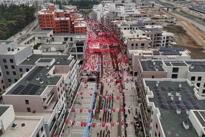 Depremin ardından yeniden inşa edilen Atatürk Caddesi’nde Cumhuriyet bayramı coşkusu
