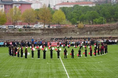 Sındırgı’da Cumhuriyet Bayramı coşkusu stadyuma taştı

